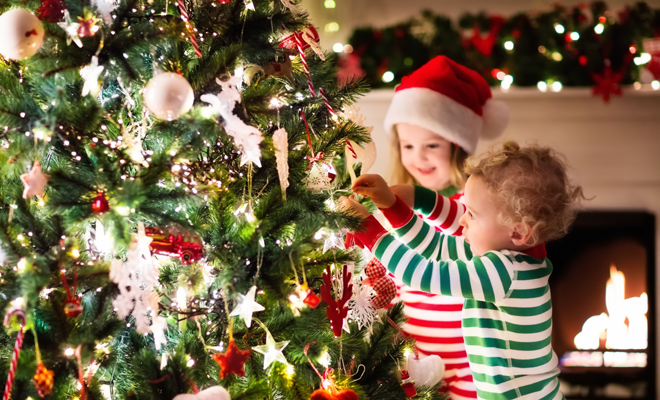 10 planes divertidos en familia para Navidad Decorar el árbol junto a tu familia en Navidad