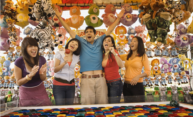 10 planes divertidos en familia para Navidad  ¿Por qué no vas con tu familia al parque de atracciones esta Navidad?