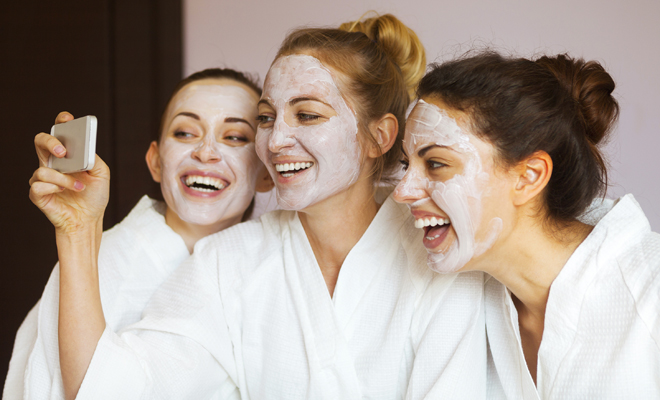 10 planes originales con amigos para Navidad Tarde de spa con tus amigas en Navidad