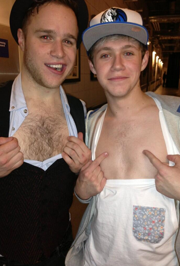 Niall Horan y Olly Murs comparan su pelo del pecho en Twitter