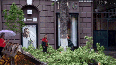 mujer con paraguas Momentos de más estres