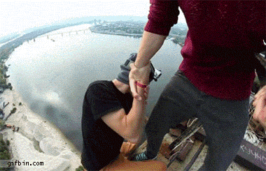 chico colgándose Momentos de más estres