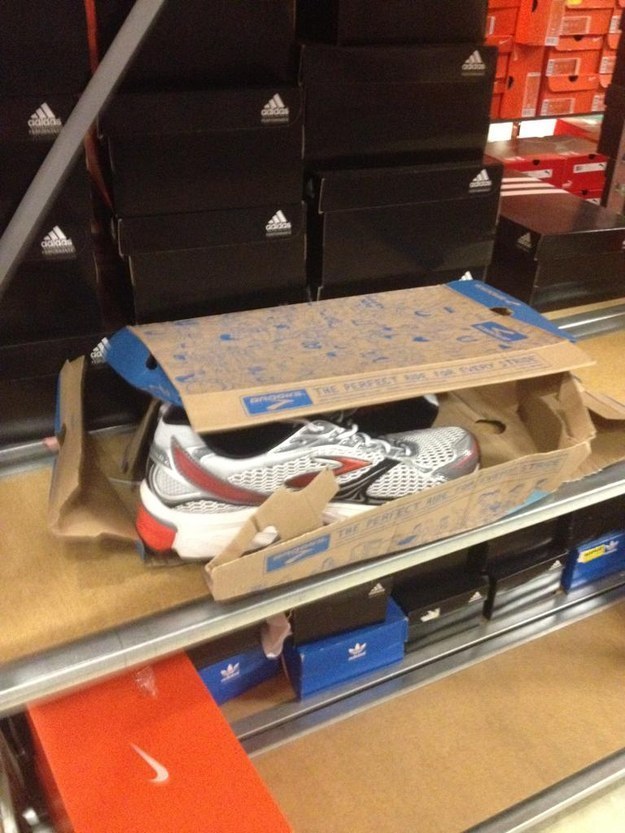 Devolución de zapatillas Fotos que generan estrés en los vendedores