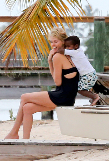 Charlize Theron ayuda a su hijo a vencer su timidez Charlize Theron ayuda a su hijo a vencer su timidez