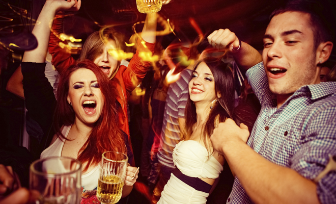 Supera la timidez a la hora de ir a un bar sola