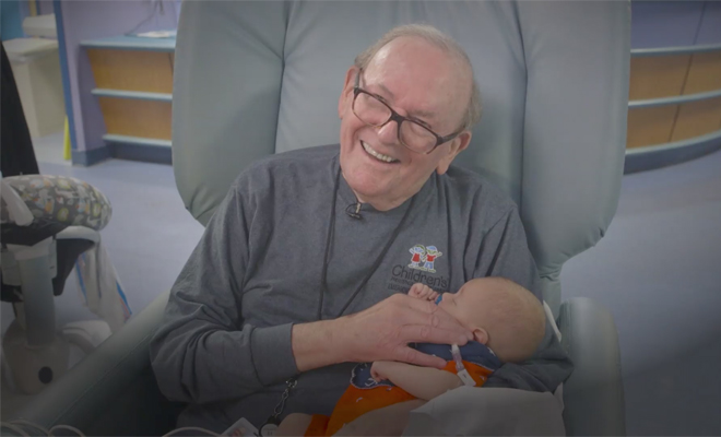 Conoce la conmovedora historia del abuelo que abraza a bebés prematuros