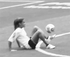 Chica tocando el balón