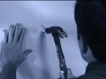 Torpes colgando cuadros