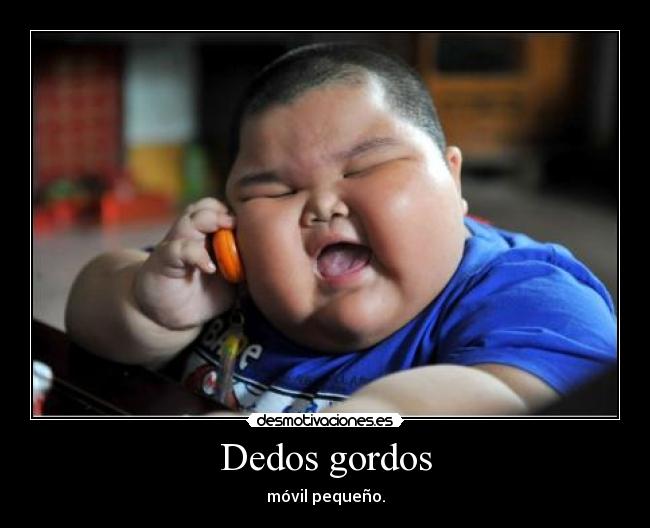 Móvil y dedos gordos