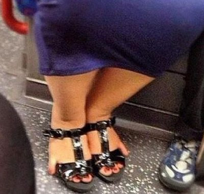 Las sandalias en los pies grandes