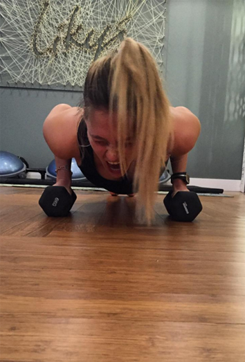 Bar Refaeli haciendo flexiones con mancuernas