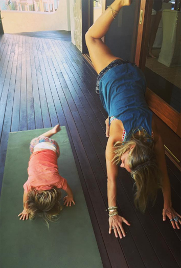 Así se ejercita Elsa Pataky con sus hijos