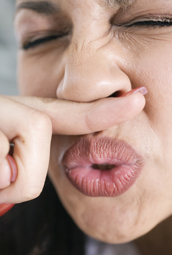 el peligro de aguantarse el estornudos 