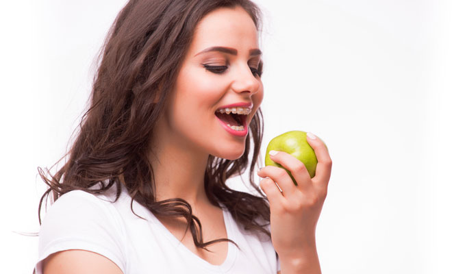 Los alimentos que puedes y no debes comer si llevas aparato dental Los alimentos que puedes y no debes comer si llevas aparato dental