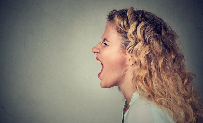 Dolor de garganta por alzar la voz o gritar